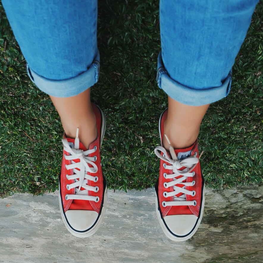 red converse with jeans