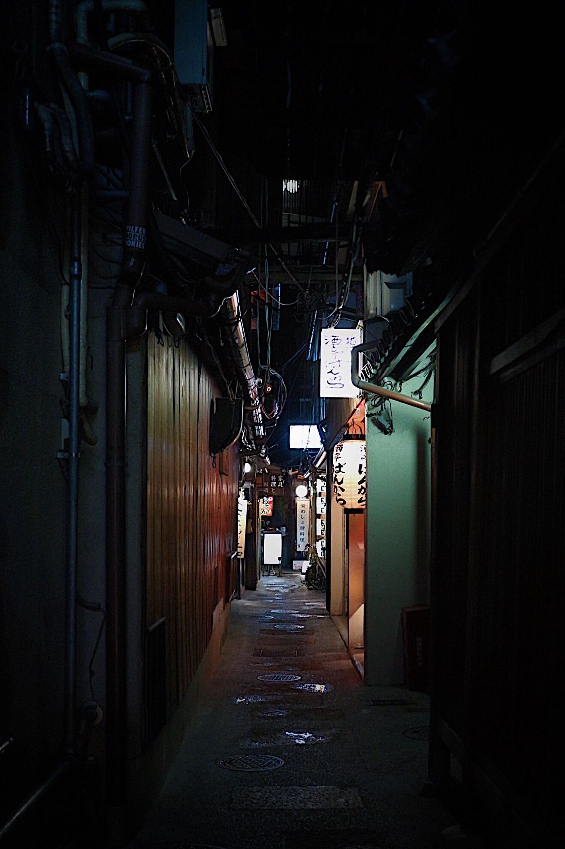 Kyoto Japan Travel Alleyway Dark Night Nighttime Nightphotography Canon Canoneosm10 Traveljapan 京都 暗い 居酒屋 Izakaya Streetphotography Nightlife Drinks Peachpika Vsco